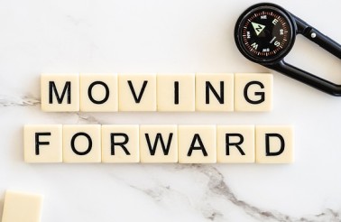 moving-forward-4777506_640 (1)