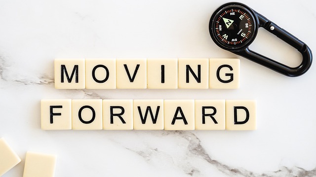 moving-forward-4777506_640 (1)